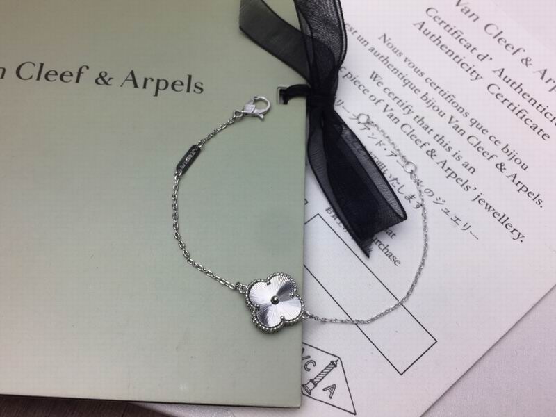 Van Cleef & Arpels bracelet 11yxq04